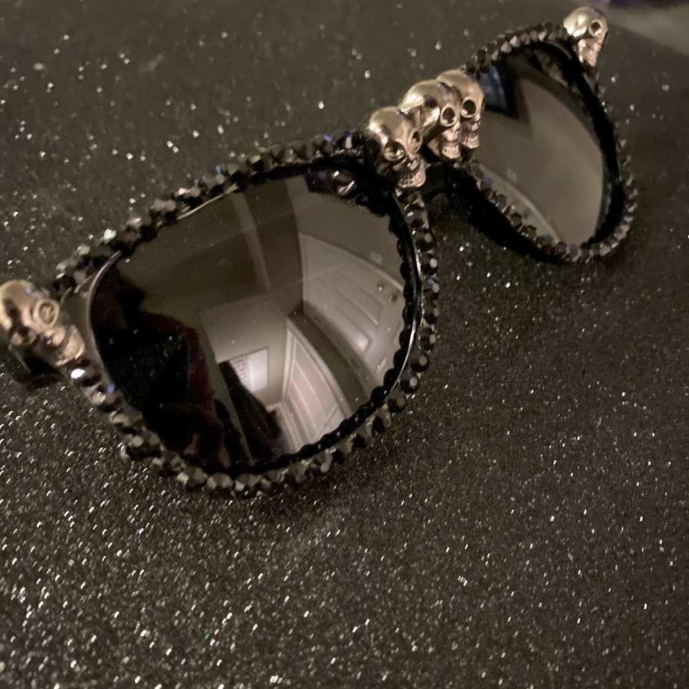 NWOT Jeweled with skulls sunglasses in black